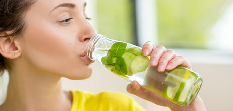 Nước detox là gì? Những lợi ích sức khỏe và lầm tưởng