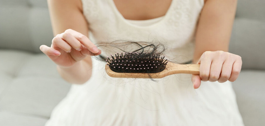 Rụng tóc ở phụ nữ: Triệu chứng, nguyên nhân và cách khắc phục