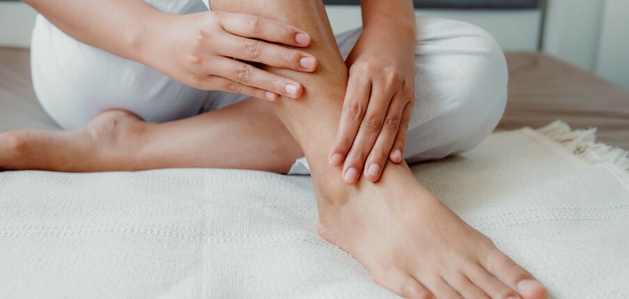 Vì sao chân và bàn chân bị tê? Biện pháp điều trị và thời điểm cần đi khám