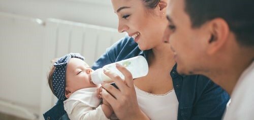 Nuôi dưỡng trẻ sơ sinh: Sữa mẹ hay sữa công thức?