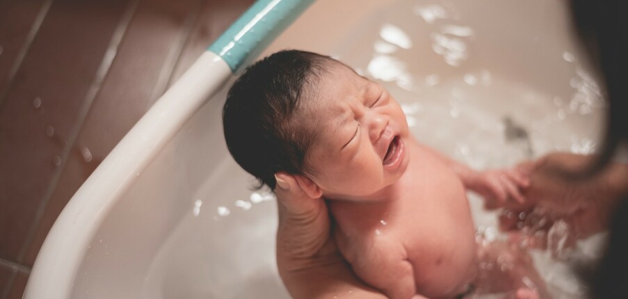 Chăm sóc trẻ sơ sinh: Tắm cho bé 0-3 tháng tuổi