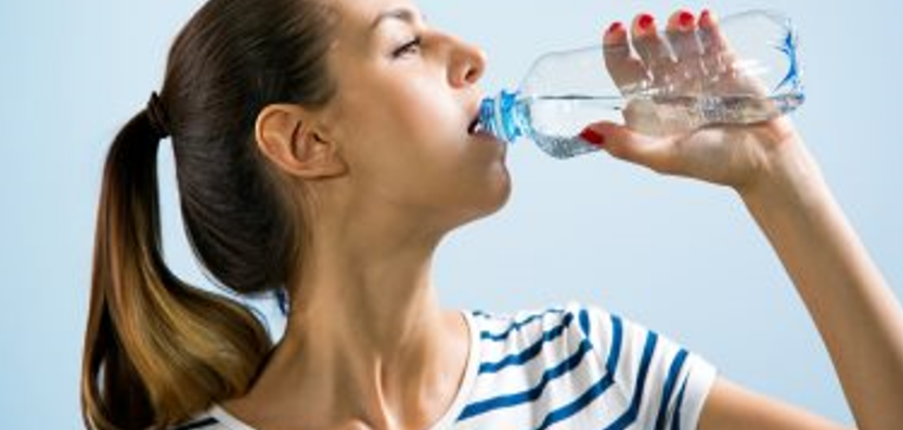 Uống nhiều nước hơn có thể giúp bạn giảm cân như thế nào?