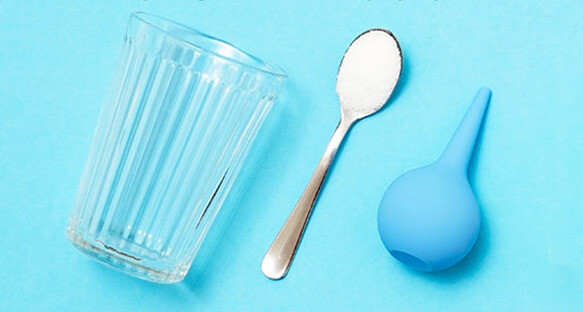 Rửa mũi bằng nước muối có thể làm giảm viêm mũi dị ứng. (Nguồn ảnh: emedihealth.com) 