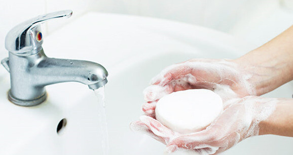 Vệ sinh tay sạch sẽ là một biện pháp phòng ngừa tác nhân gây viêm mũi dị ứng.(Nguồn ảnh: emedihealth.com) 