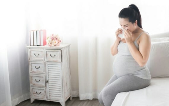 Viêm mũi thai kỳ có thể gây chảy nước mũi liên tục. Theo nguồn: flo.health.