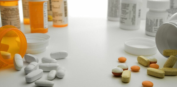 Sử dụng lâu dài thuốc chống viêm không steroid (NSAIDs) có thể gây viêm loét dạ dày. Nguồn ảnh: spine-health.com 