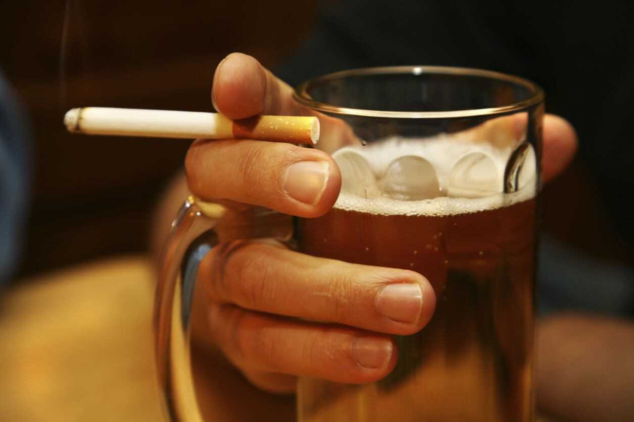 Uống rượu kết hợp với hút thuốc làm tăng nguy cơ mắc polyp đại tràng. (nguồn: verywellmind.com)