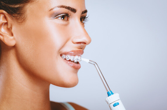 Vệ sinh răng bằng máy tăm nước, nguồn http://waterflosserreviews.org