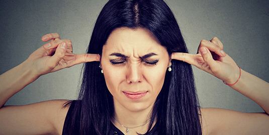 Chứng đau nửa đầu do kinh nguyệt khiến bạn trở nên nhạy cảm với tiếng ồn.