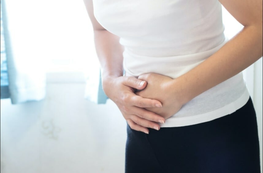 Đau bụng quặn là triệu chứng thường gặp của sảy thai (Nguồn: https://laivfclinic.com)