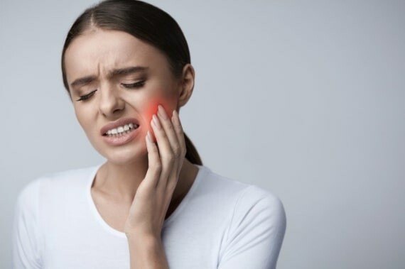 Sâu răng có thể gây đau răng - đau khi ăn uống hoặc đau xảy ra mà không có nguyên nhân rõ ràng 