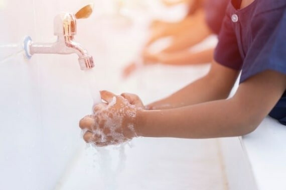 Rửa tay thường xuyên có thể làm giảm đáng kể nguy cơ nhiễm virus gây bệnh tay chân miệng.(nguồn: cfweradio.ca)