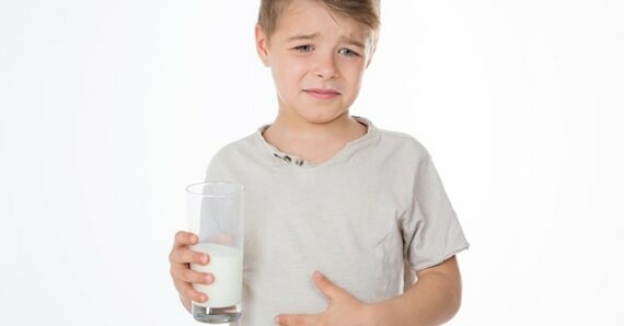 Những người không dung nạp lactose khi uống sữa hoặc ăn phô mai có lactose có thể dẫn đến các vấn đề tiêu hóa bao gồm đầy hơi và chướng bụng. (nguồn: doctordoctor.com.au)