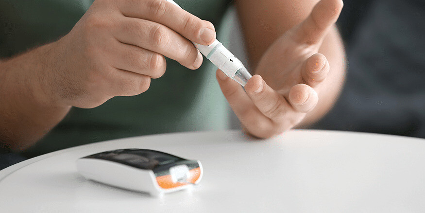 Kiểm tra đường máu tại nhà. (Nguồn badgut.org) 