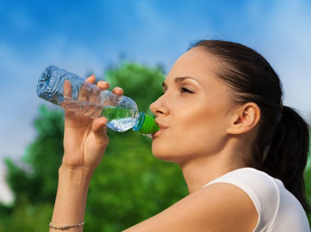 Uống đủ nước giúp tinh thần luôn sảng khoái. Nguồn ảnh: www.medicalnewstoday.com 