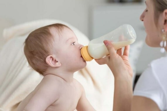 Cho trẻ bú sữa theo nhu cầu, nguồn:happyfamilyorganics.com 