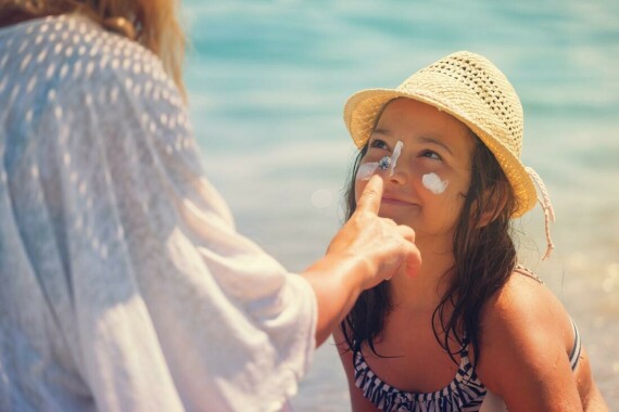 Quần áo chống nắng, kính râm và mũ giúp giảm sự tiếp xúc của da với tia UV  Nguồn ảnh: Pinterest