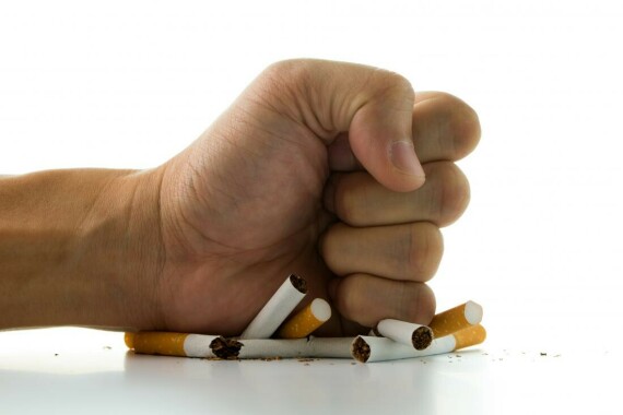 Bệnh nhân cần bỏ hút thuốc. Nguồn: medicalnewstoday.com
