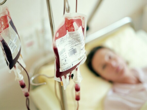 Người bệnh thalassemia có thể cần đến truyền máu để duy trì đủ lượng hemoglobin. Nguồn ảnh: Nih.gov