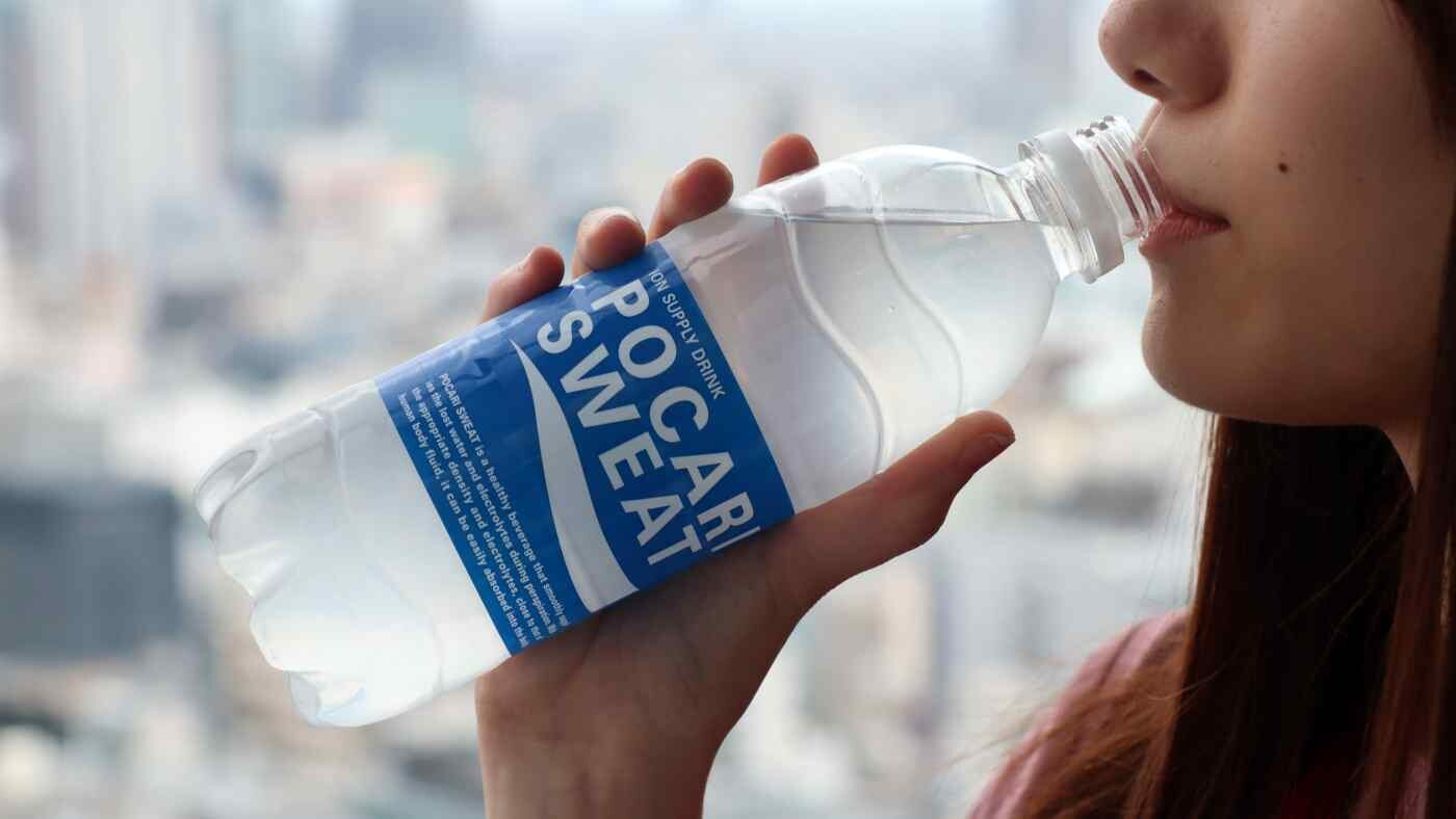 Bạn có thể tự điều trị tình trạng mất nước tại nhà theo hướng dẫn của bác sĩ bằng cách bổ sung các loại nước có chứa chất điện giải. Nguồn ảnh: Asia.nikkei.com