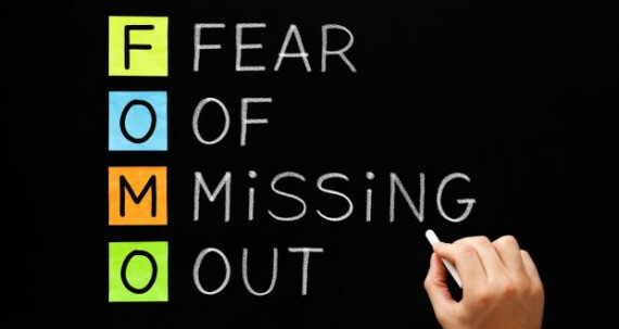 FOMO là viết tắt của Fear of Missing Out, hay còn gọi là hội chứng sợ bỏ lỡ. Nguồn ảnh: /tokeny.pl