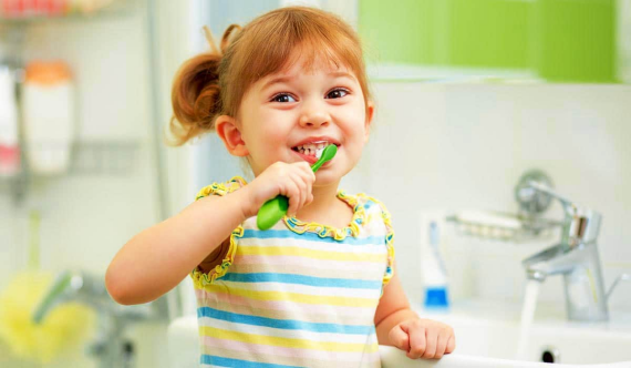 Hãy đánh răng 2 lần 1 ngày với kem đánh răng có chứa florua, đặc biệt là trước khi đi ngủ.   (nguồn: istanbuldentalcare.com)