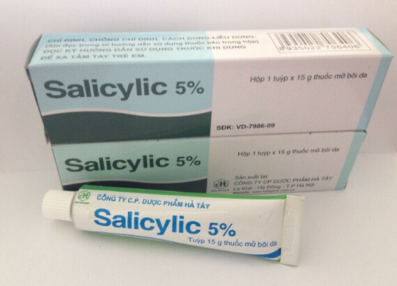 Bôi axit salicylic tại chỗ trên da, 1 - 2 lần/ngày. Nguồn ảnh: Pinterest