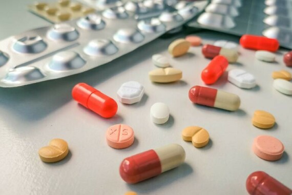 Không sử dụng nhiều loại thuốc có chung thành phần hoạt chất điều trị để tránh gây ngộ độc thuốc.   Nguồn ảnh: Healthline