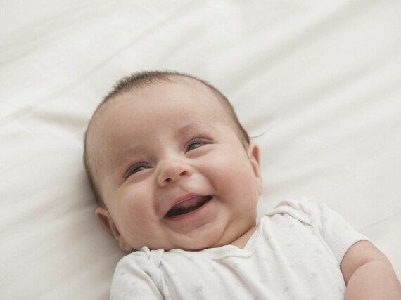 Trẻ em 2 tháng thường mỉm cười với người khác, nguồn ảnh verywellfamily.com