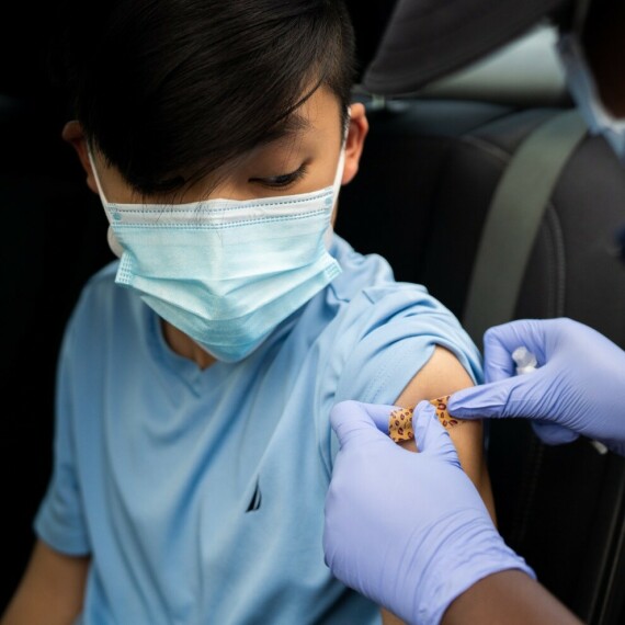 Vaccinated Americans May Go Without Masks in Most Places, Federal Officials  Say - The New York TimesTiêm chủng ở trẻ thành niên – ảnh the New york Times