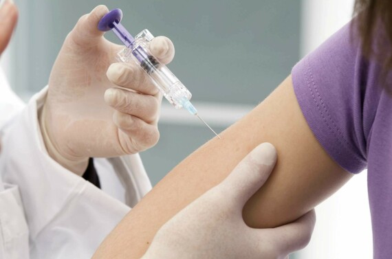 Tiêm vaccine chủng ngừa HPV. Nguồn ảnh: www.verywellhealth.com