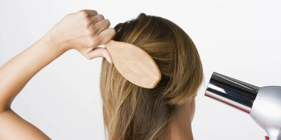 Các sản phẩm và dụng cụ tạo kiểu tóc cũng là thủ phạm phổ biến gây rụng tóc. (nguồn: southernliving.com)