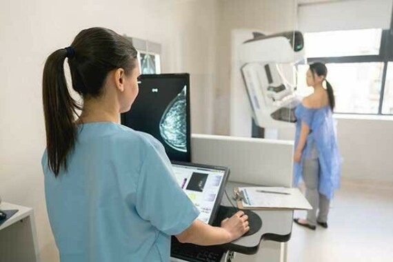 Chụp nhũ ảnh (Mammography) là một trong các biện pháp tầm soát ung thư vú hiệu quả. Nguồn ảnh: iStock