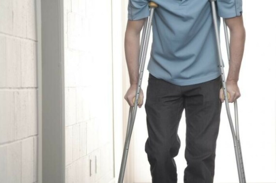 Clubfoot difficulty walkingBàn chân khoèo có thể gây ra các vấn đề về vận động lâu dài.