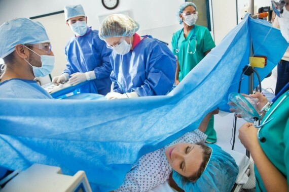 Tinh dầu hoa anh thảo có thể không an toàn cho việc sinh mổ. (Nguồn ảnh: medicalnewstoday.com)