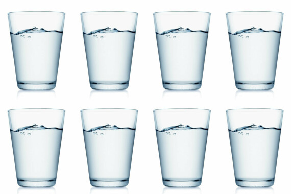 Uống ít nhất 2 lít chất lỏng mỗi ngày để ngăn ngừa tình trạng thiếu nước – Nguồn ảnh: drgeorgecho.com