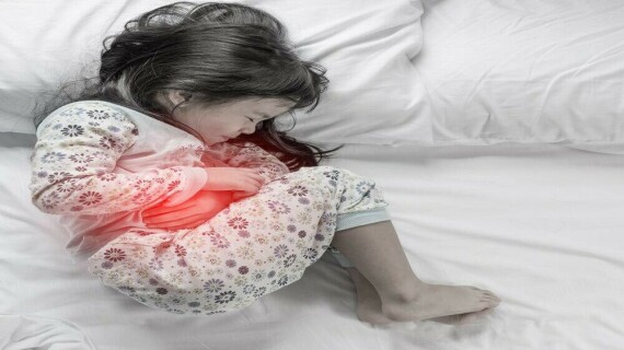 Triệu chứng đau bụng, đi ngoài phân lỏng phổ biến ở trẻ mắc bệnh cúm dạ dày. Nguồn ảnh: cumargold.v