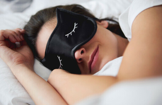 Giữ phòng ngủ tối và yên tĩnh bằng đèn mờ, rèm che dày hoặc sử dụng nút tai và mặt nạ che mắt để giúp ngủ tốt hơn. (nguồn: goodto.com)
