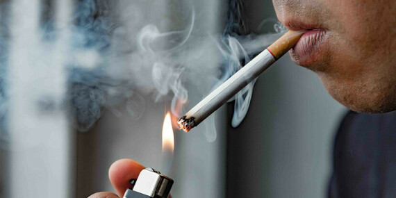 Hút thuốc là một yếu tố nguy cơ gây bệnh viêm dạ dày. Nguồn ảnh: aao.org