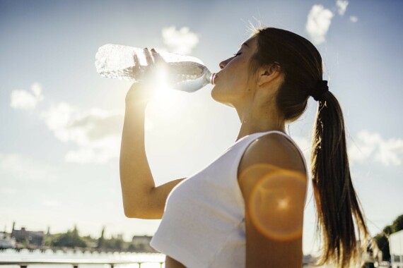 Uống nhiều nước và thường xuyên tập luyện thể dục là hai phương pháp điều trị đầy hơi hiệu quả - Nguồn ảnh: womenshealth.com.au