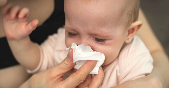 Trẻ bị nghẹt mũi có thể đi kèm vớ triệu chứng sổ mũi. Nguồn: bellybelly.com.au.