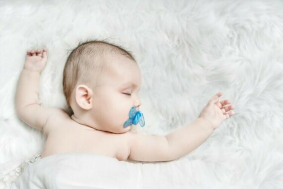 Ngậm ti giả trong những tháng đầu đời giúp giảm nguy cơ SIDS. Nguồn ảnh: Carewithlove.com
