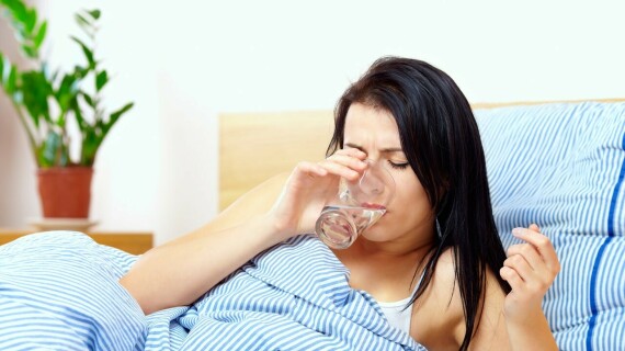Bạn cần bù lại lượng nước đã mất khi bị cảm lạnh. Nguồn ảnh: Self.com