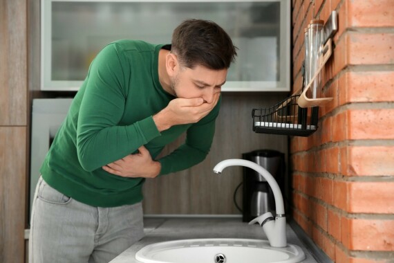 Nôn là tình trạng rối loạn tiêu hóa gây đau do cơ bụng có quá mức – Nguồn ảnh: healthlibrary.askapolo.com