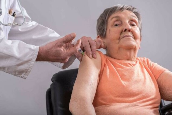 Người già trên 50 cần cân nhắc tiêm vắc-xin phòng bệnh zona thần kinh. Nguồn ảnh: silvercentury.org