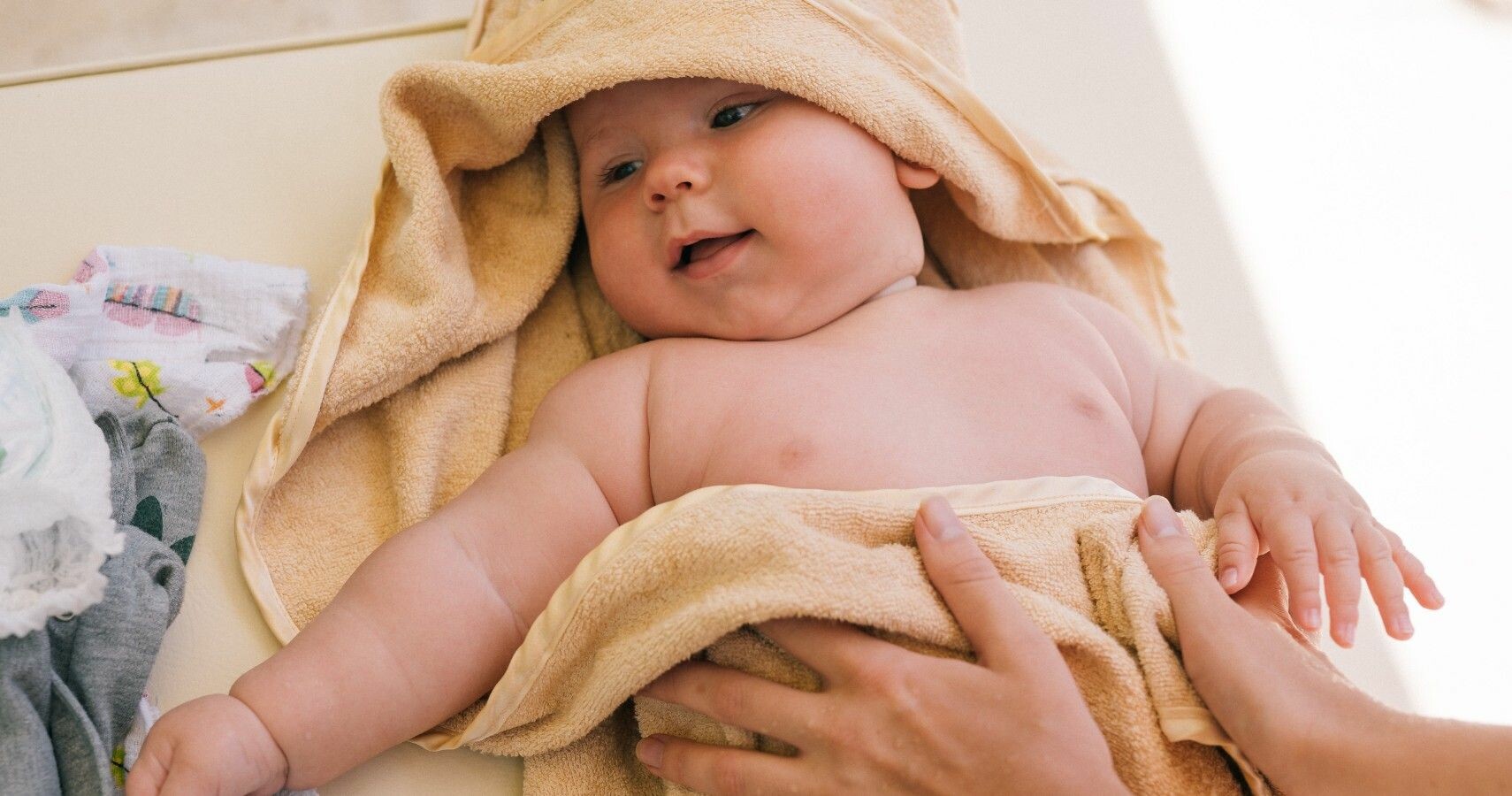 Cần lau khô người trẻ sau khi tắm để tránh các bệnh về da. Nguồn ảnh: Babygaga.com