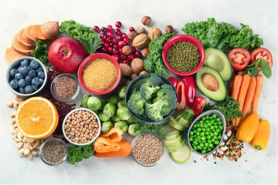Bạn nên ăn nhiều trái cây, rau xanh và chất xơ. Nguồn ảnh: news-medical.net