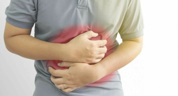 Đau bụng dữ dội là một trong những triệu chứng thường gặp của viêm dạ dày nặng. Nguồn ảnh: Vinrichihospital.com