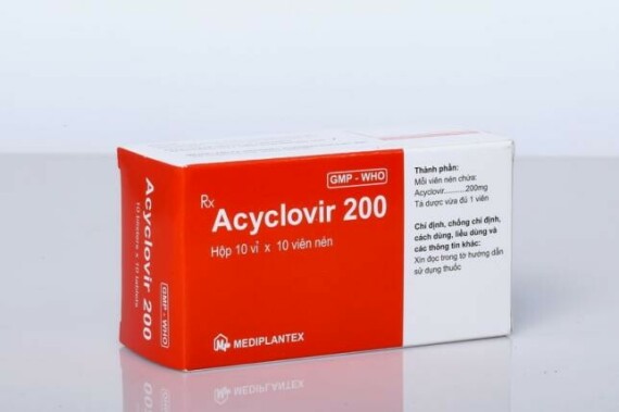 Acyclovir là thuốc đầu tay điều trị bệnh gây ra do vi-rút varicella zoster. Nguồn ảnh: mediplantex.com