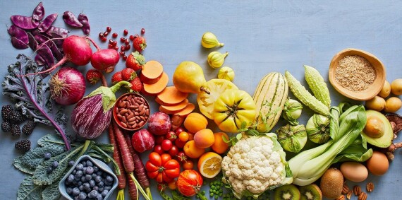 Chế độ ăn nhiều rau, quả, hạt giúp giảm táo bón và nhanh lành vết nứt. (Nguồn ảnh bhg.com)